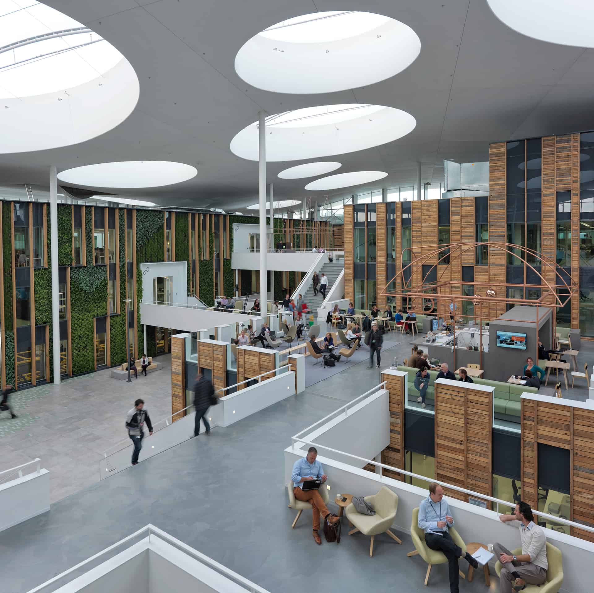 Binnenkant van Alliander in duiven met houten details en groot centrum