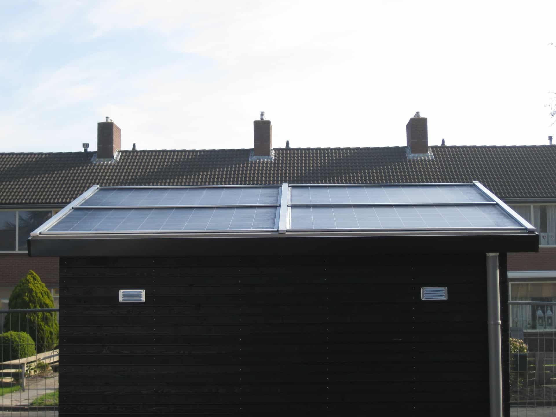 Zonnepanelen op een kleine zwarte berging