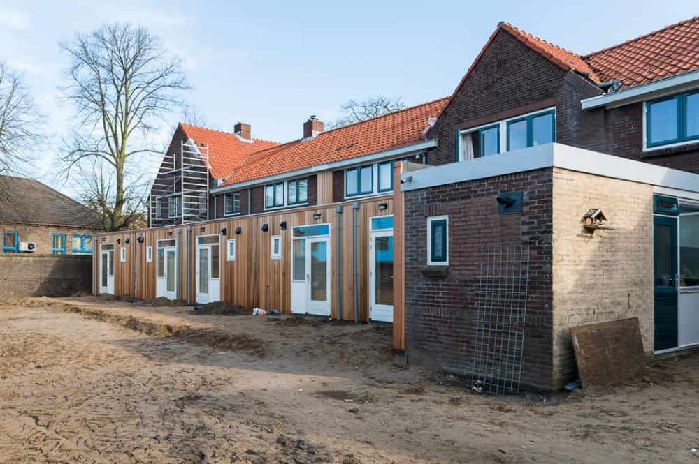 Het eindresultaat met lichtbruine boxen voor donkerbruine huizen met rode daken.