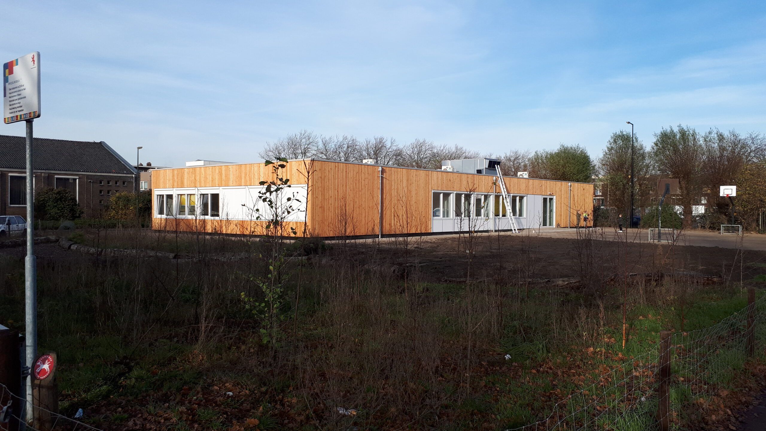 Het palet-centrum in Vlaardingen van veraf.