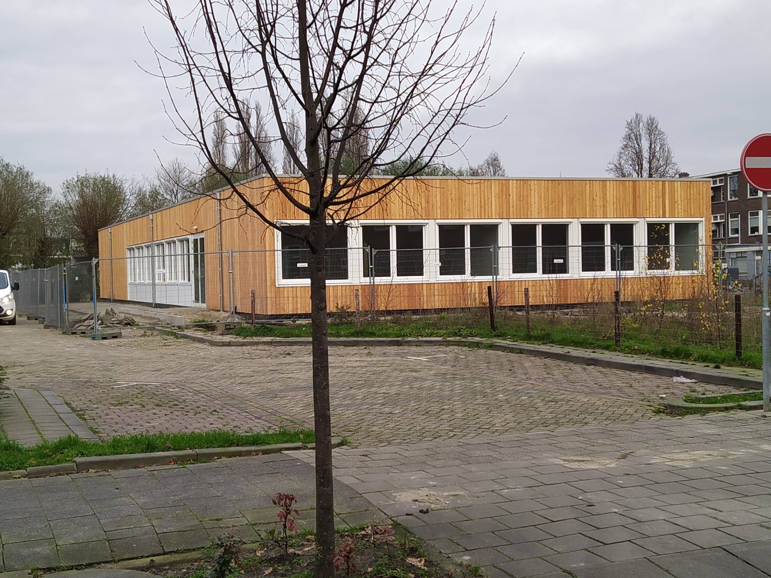 Houten Palet-centrum te Vlaardingen met met oprit en hekken