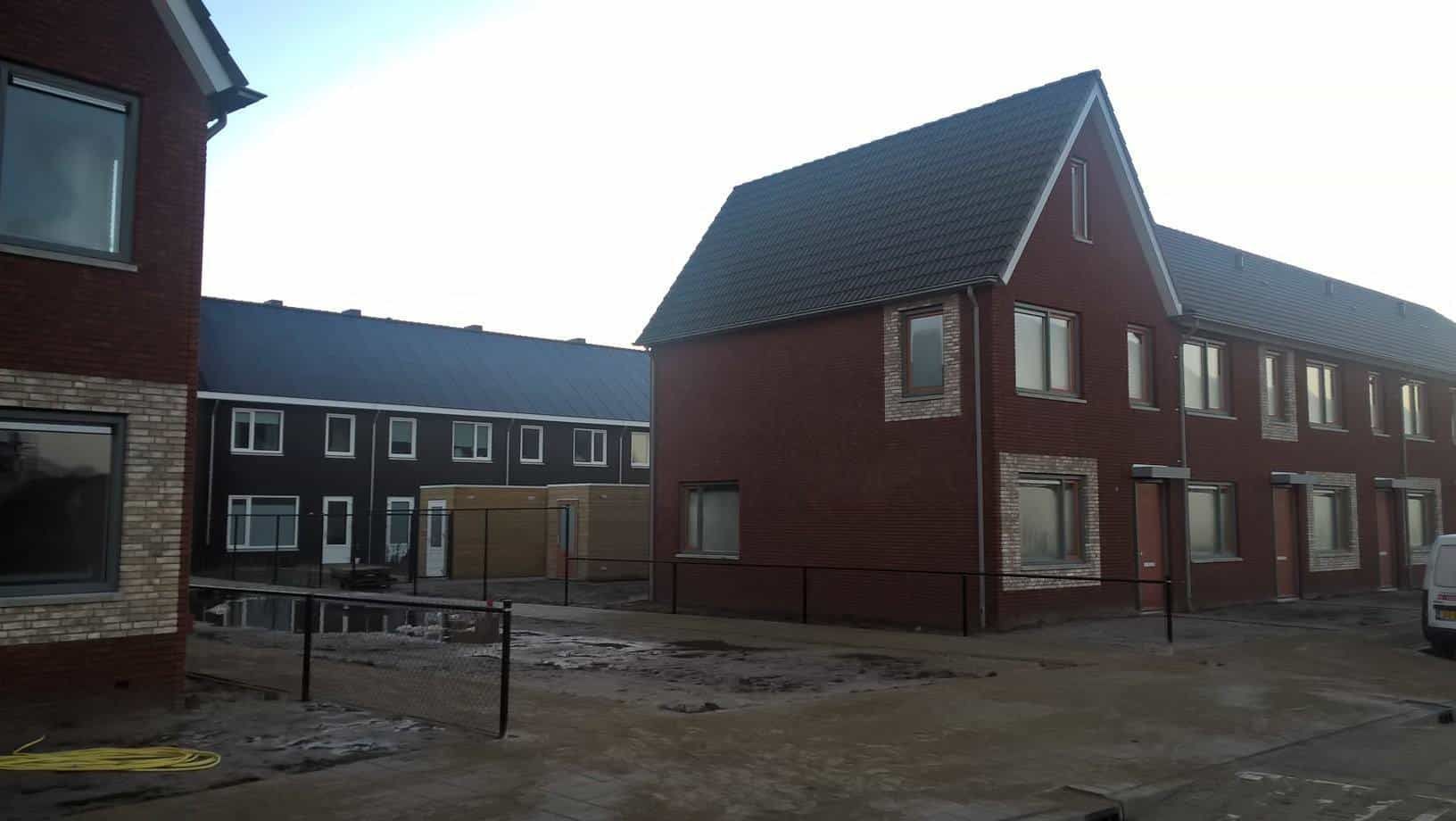 Nieuwbouw op Park Reehorst ede met bruine huizen en blauwe daken
