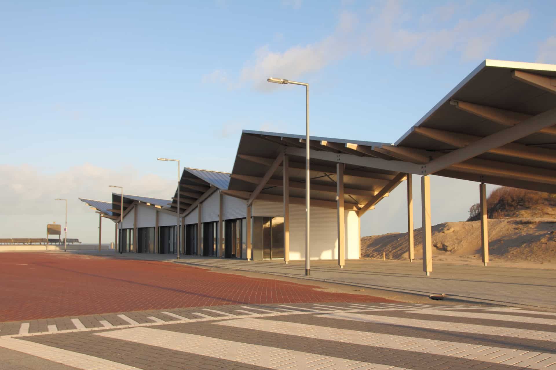 Paviljoenachtig gebouw met houtconstructie in het zicht