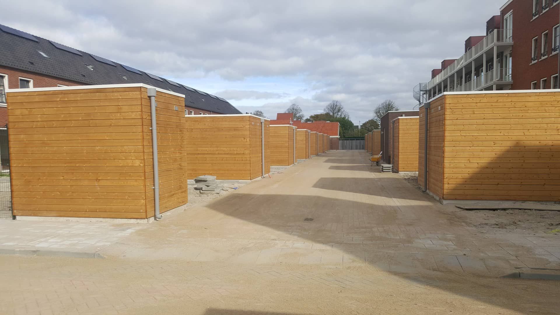 Houten bergingen op. een rij op zand