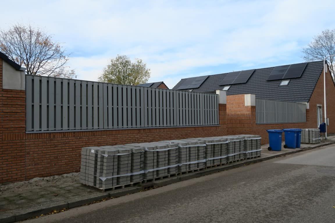 Tegels voor een schutting van hout met baksenen