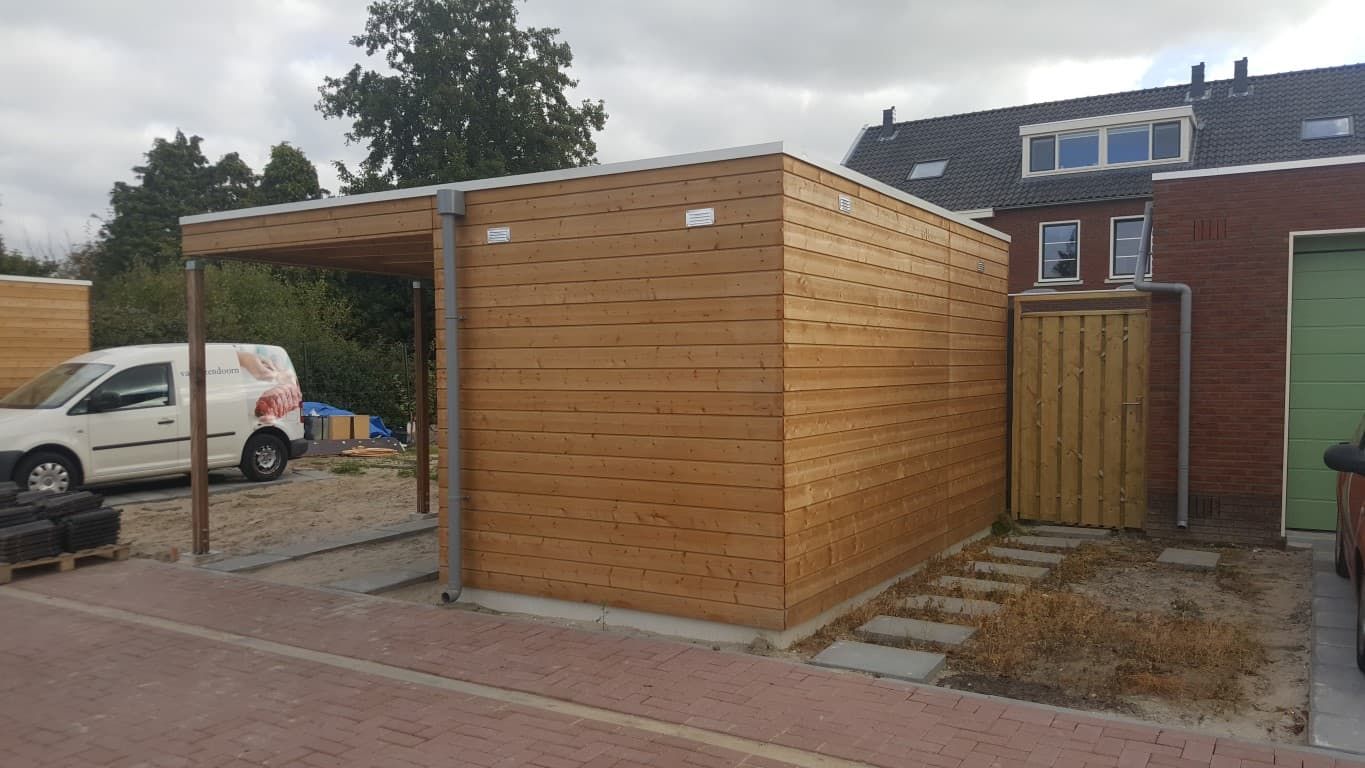 Houten berging met overkapping