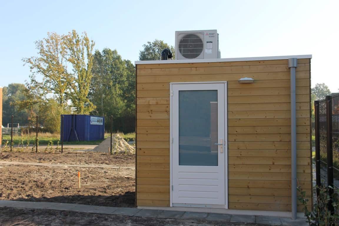 Houten berging met airco op het dak