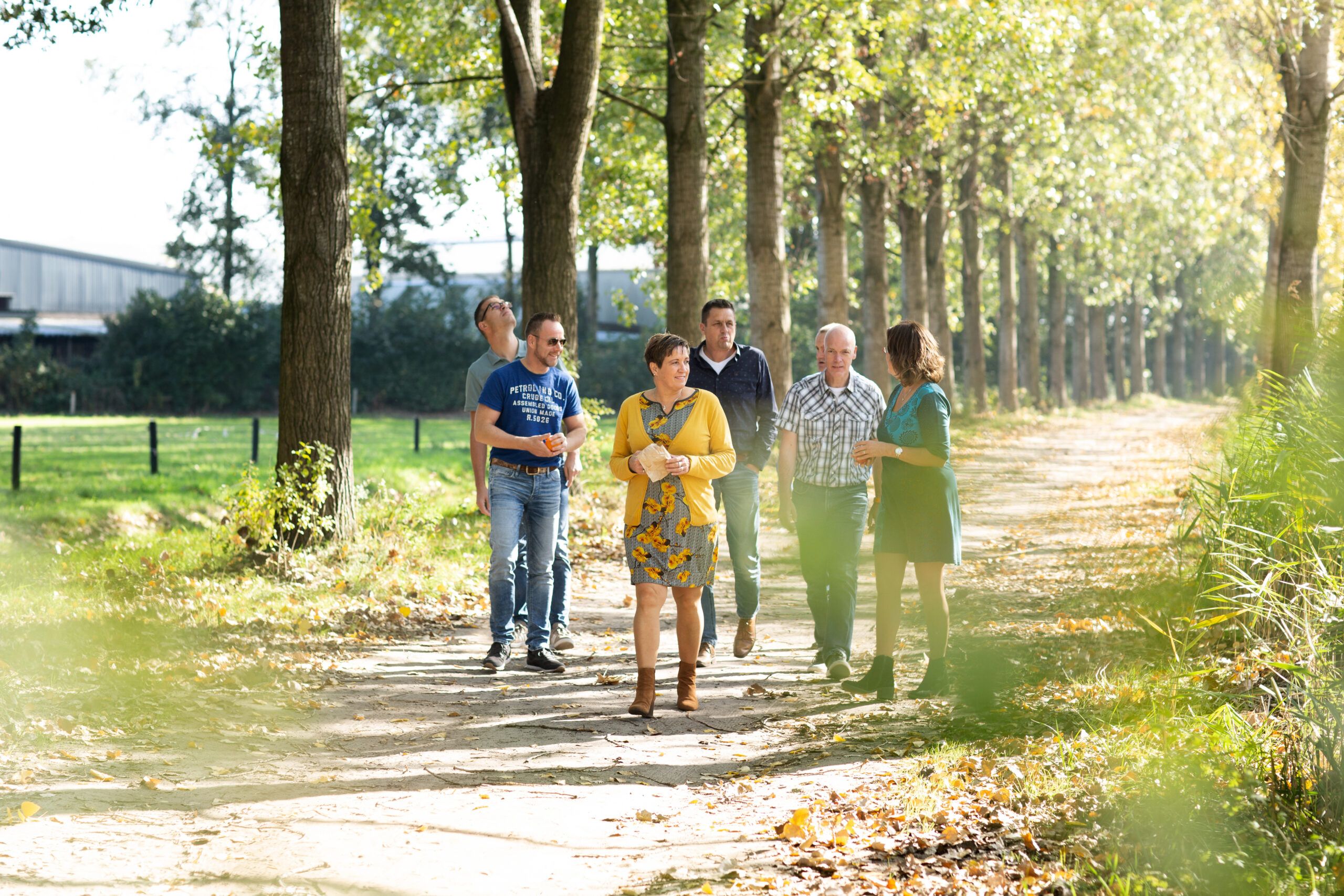 Collega's lopen een rondje in de pauze in de natuur