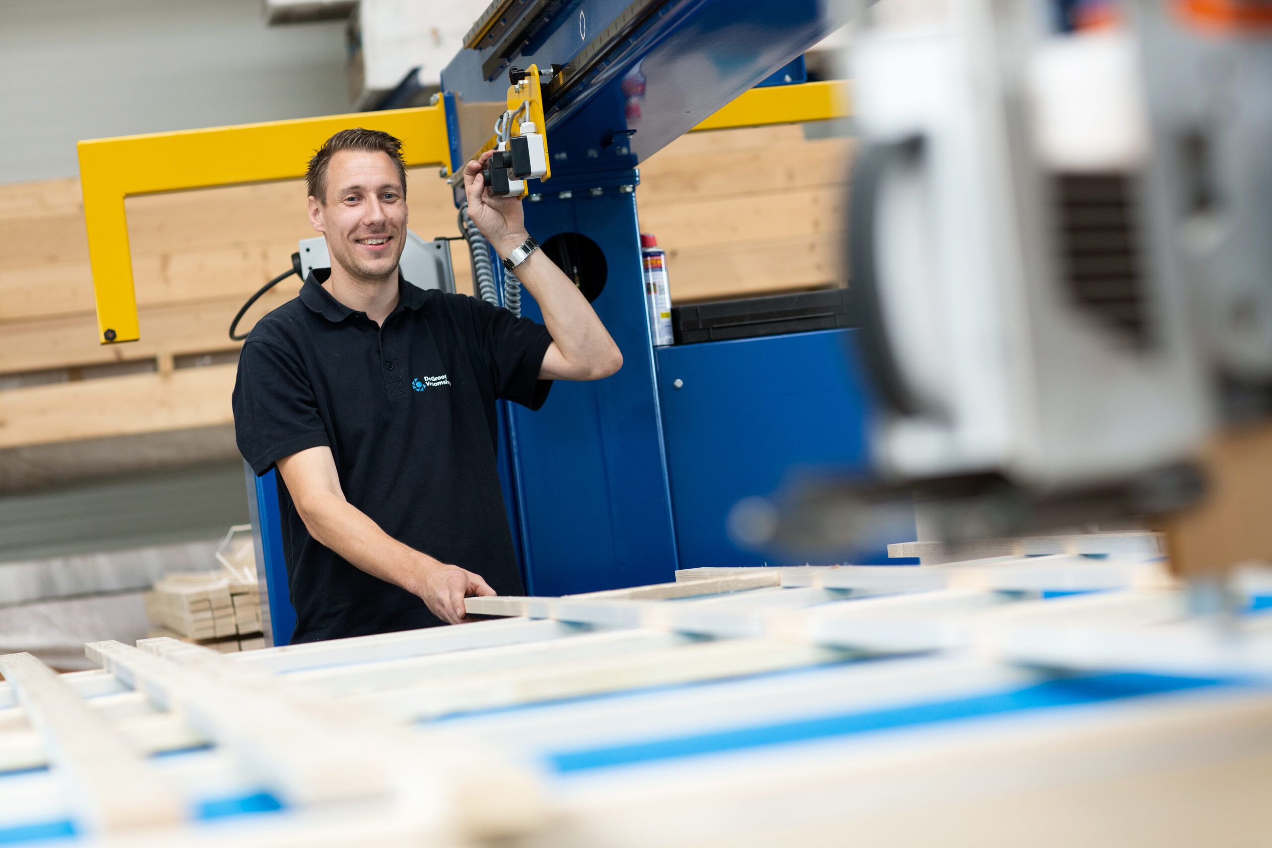 Man bewerkt hout in een machine