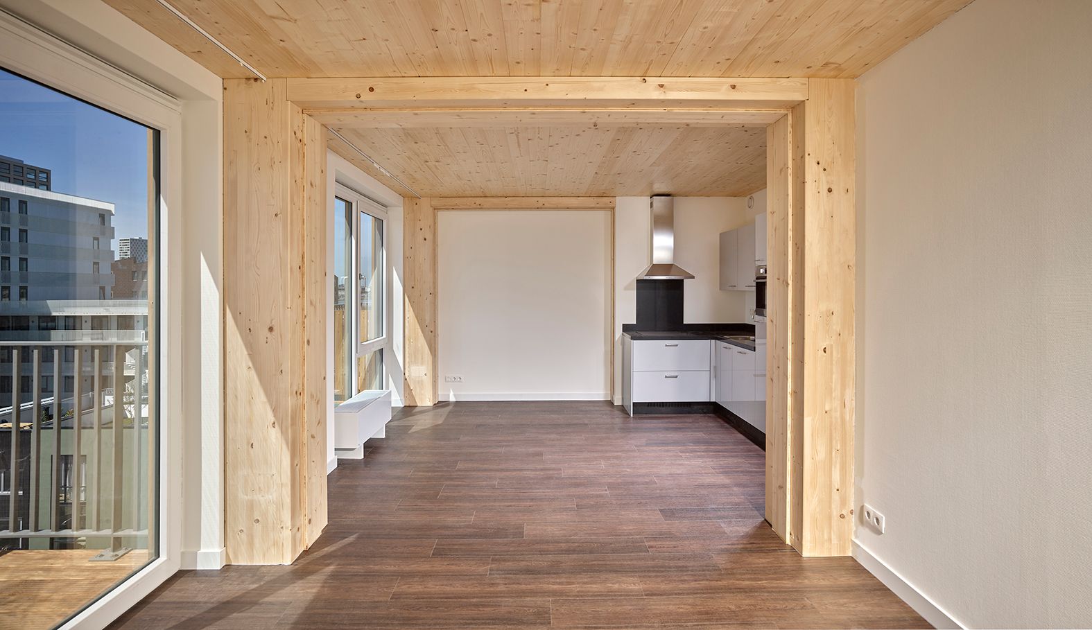Binnenkant van een ruim appartement zonder interieur