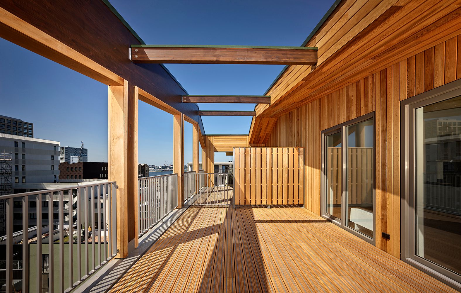 Houten balkon met schaduw van de balken met strak blauwe lucht op de achtergrond