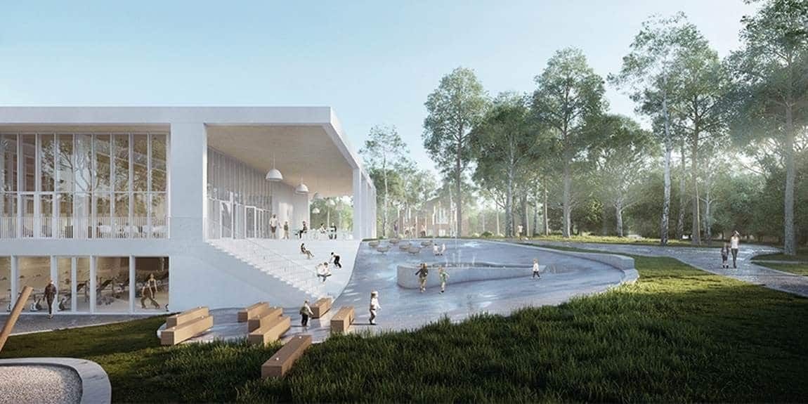 Wit gebouw met aan de zijkant een trap, bankjes, water dat omhoog spuit en bomen