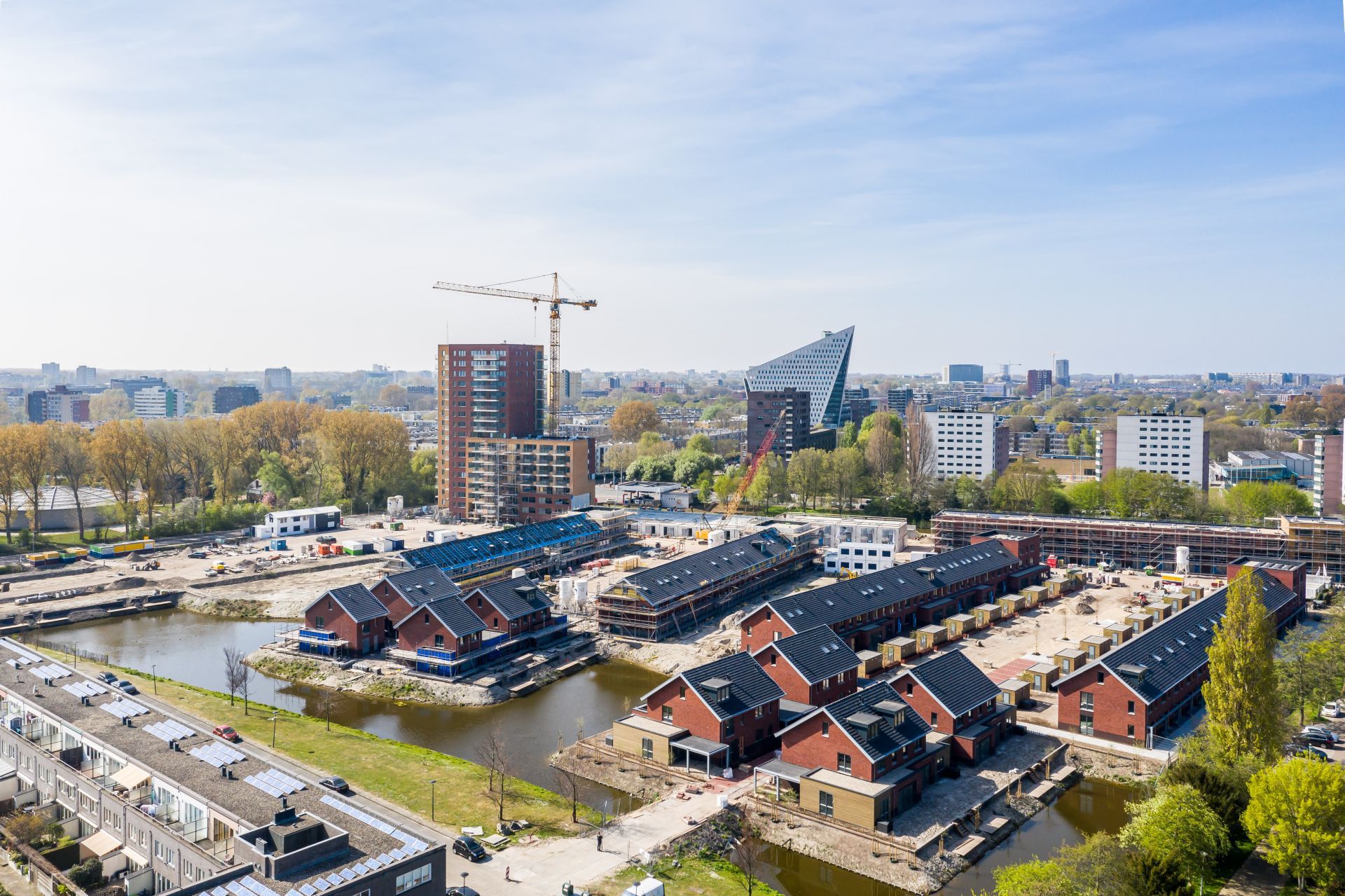 Woonwijk met huizen aan het water in aanbouw