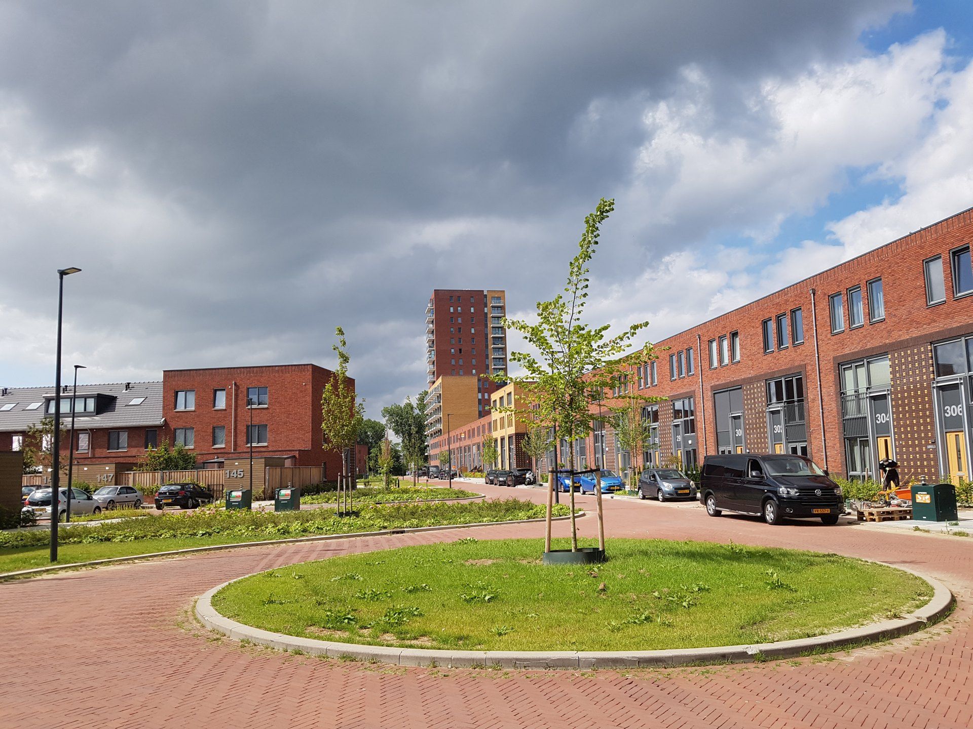 Woonwijk met een rotonde van gras