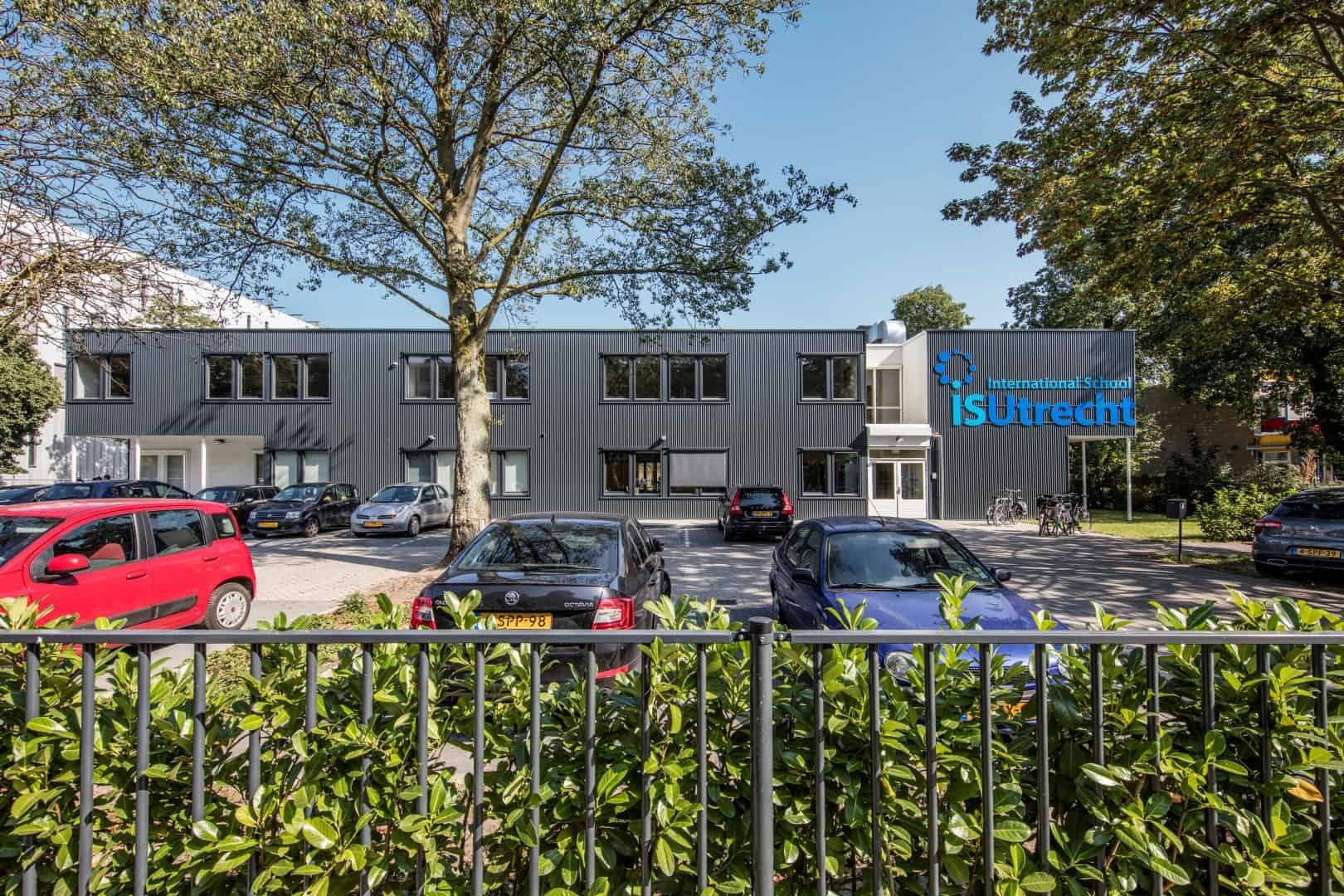 De voorkant van de Internationale school vanaf de straatkant met