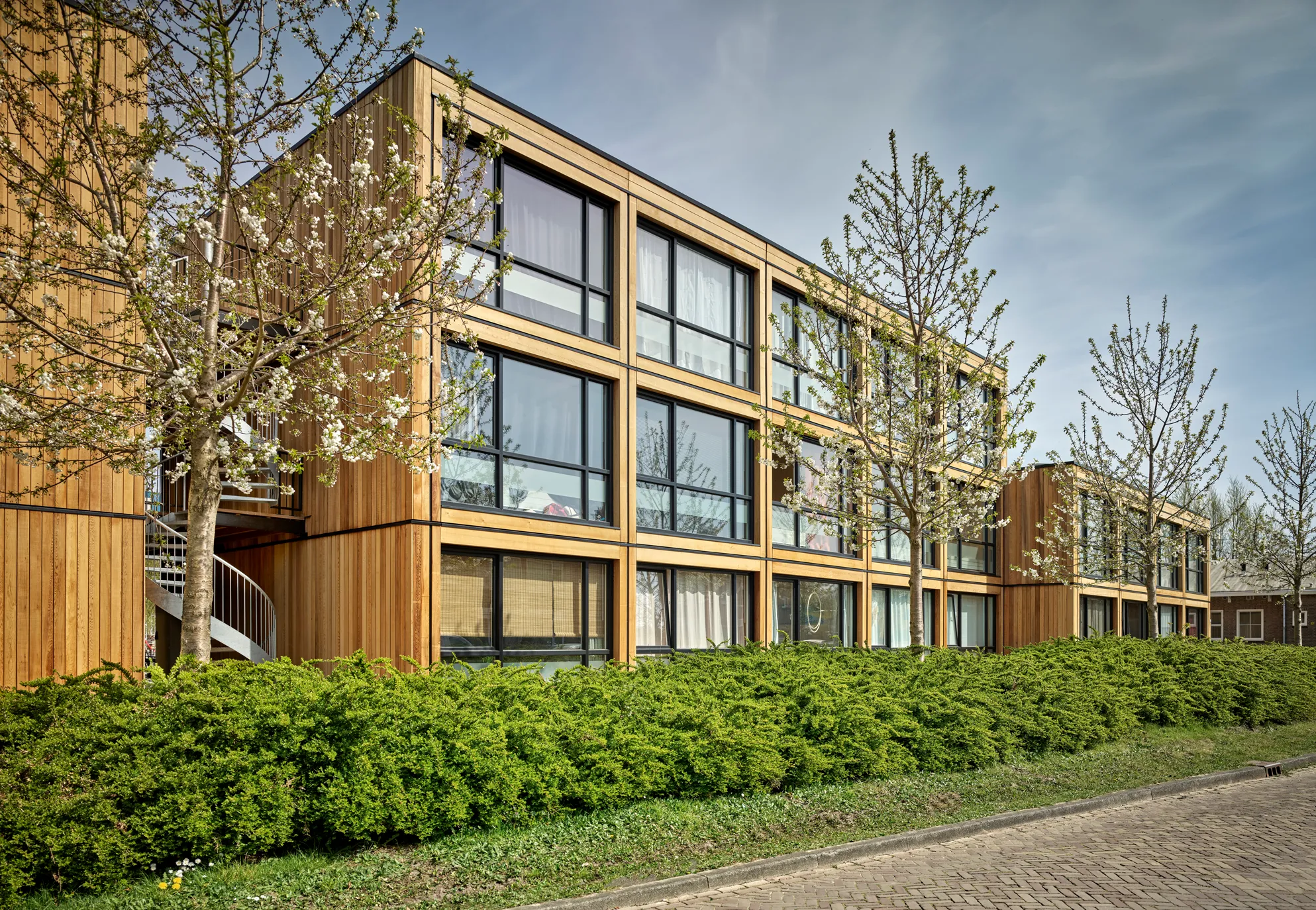 Houten woonstudio met grote raampartijen aan Van Oostsanenkade in Alkmaar