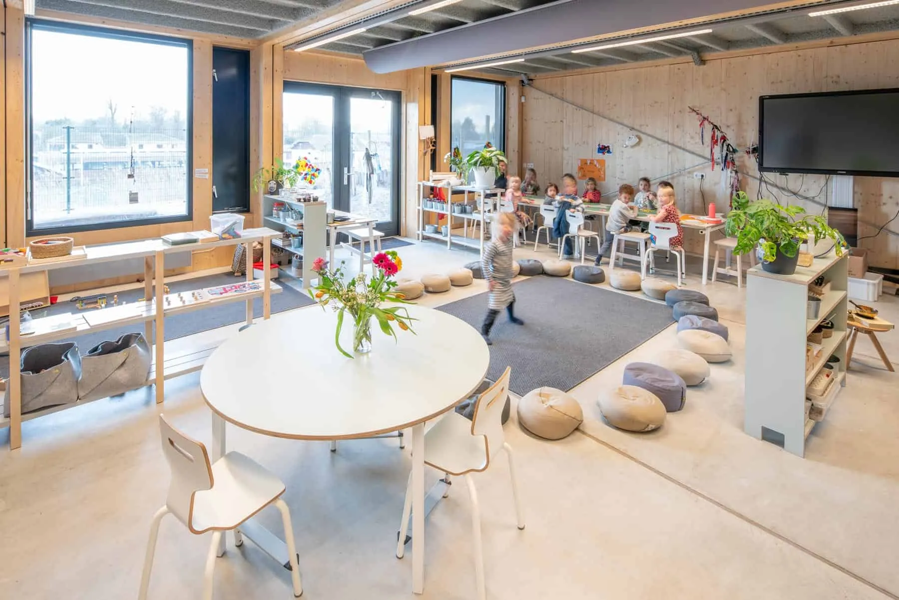 De binnenkant met tafels en stoelen van basisschool Klein Amsterdam