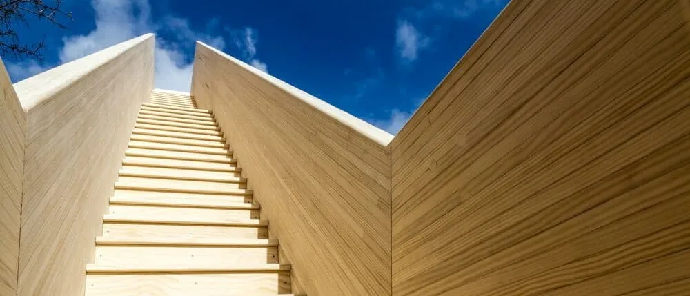 Houten trap van dichtbij met blauwe lucht