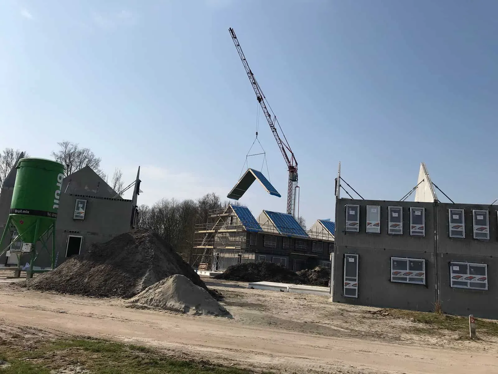 Prefab dak in de lucht met grijze huizen en groene tank