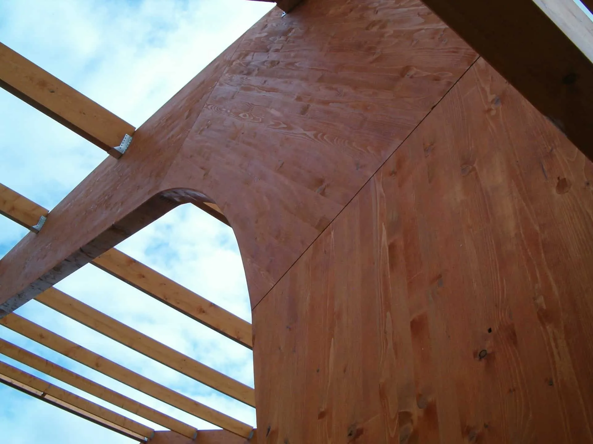 Houten balkenconstructie vanaf de onderkant