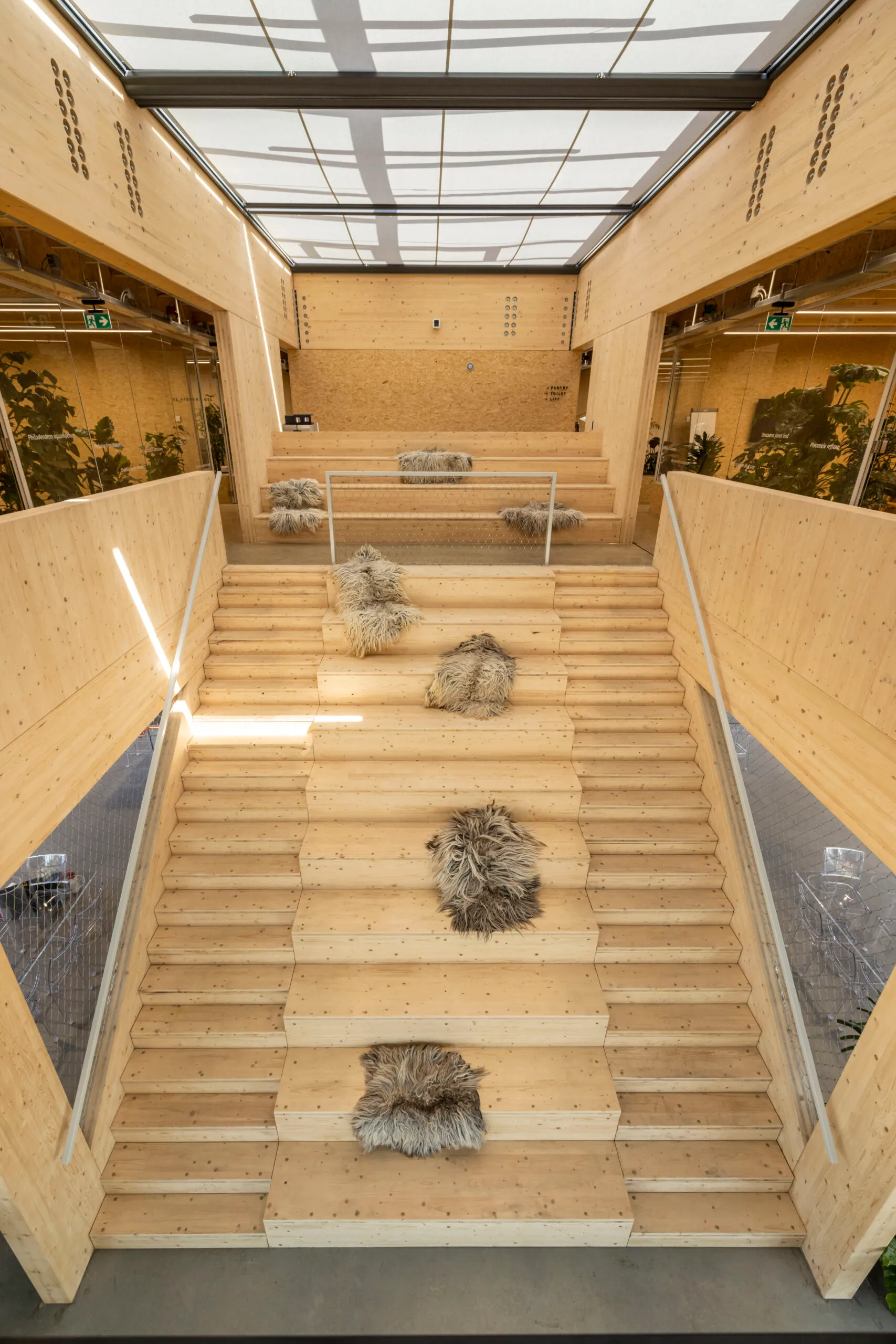 Houten trappen met vachtjes erop