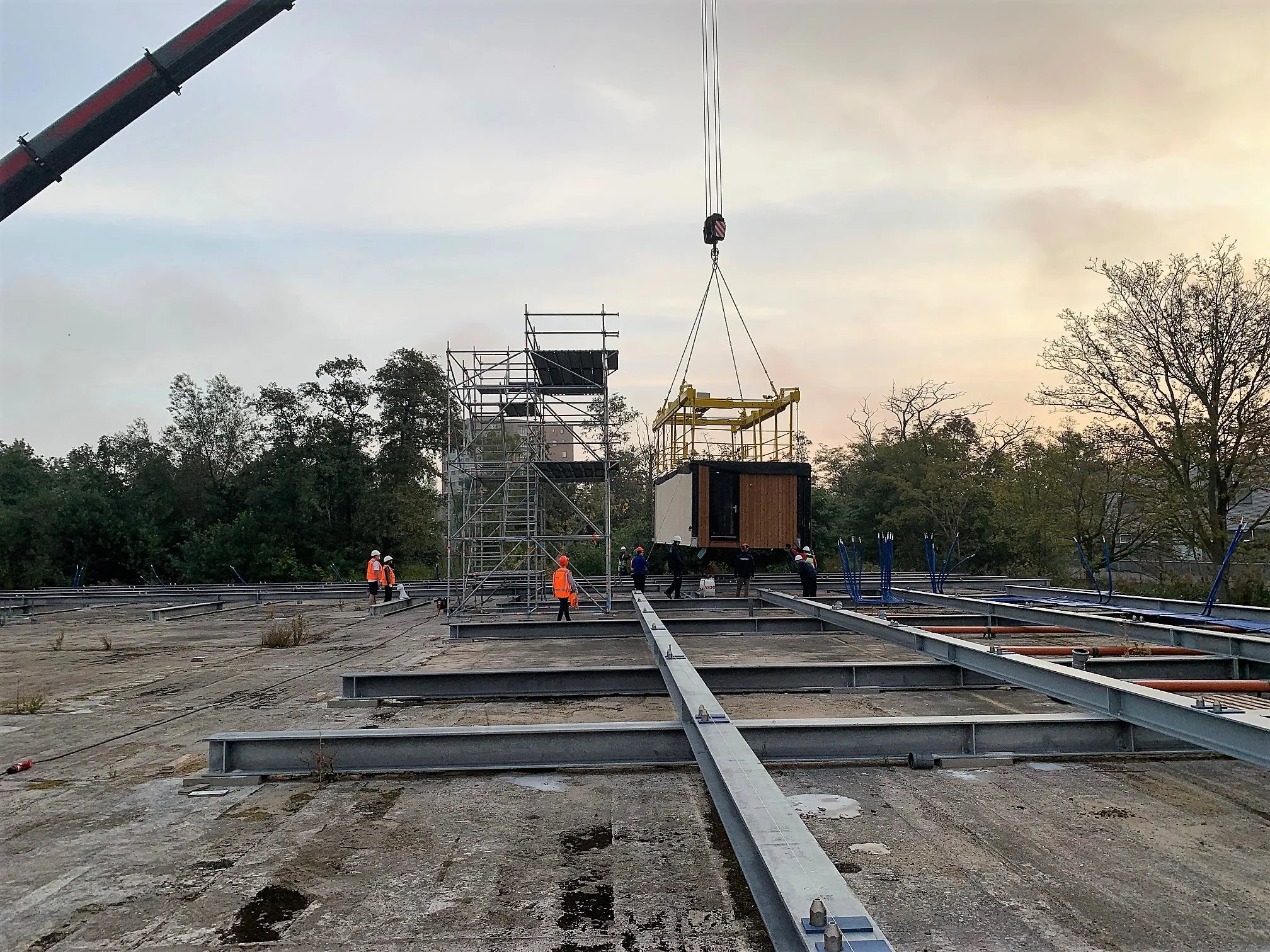 Houten module aan hijskraan met een bouwsteiger