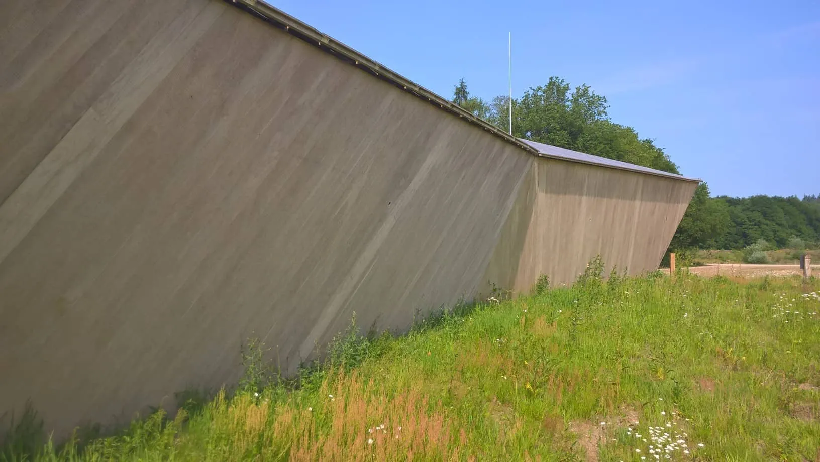 Houten zijkant van een gebouw op grasveld