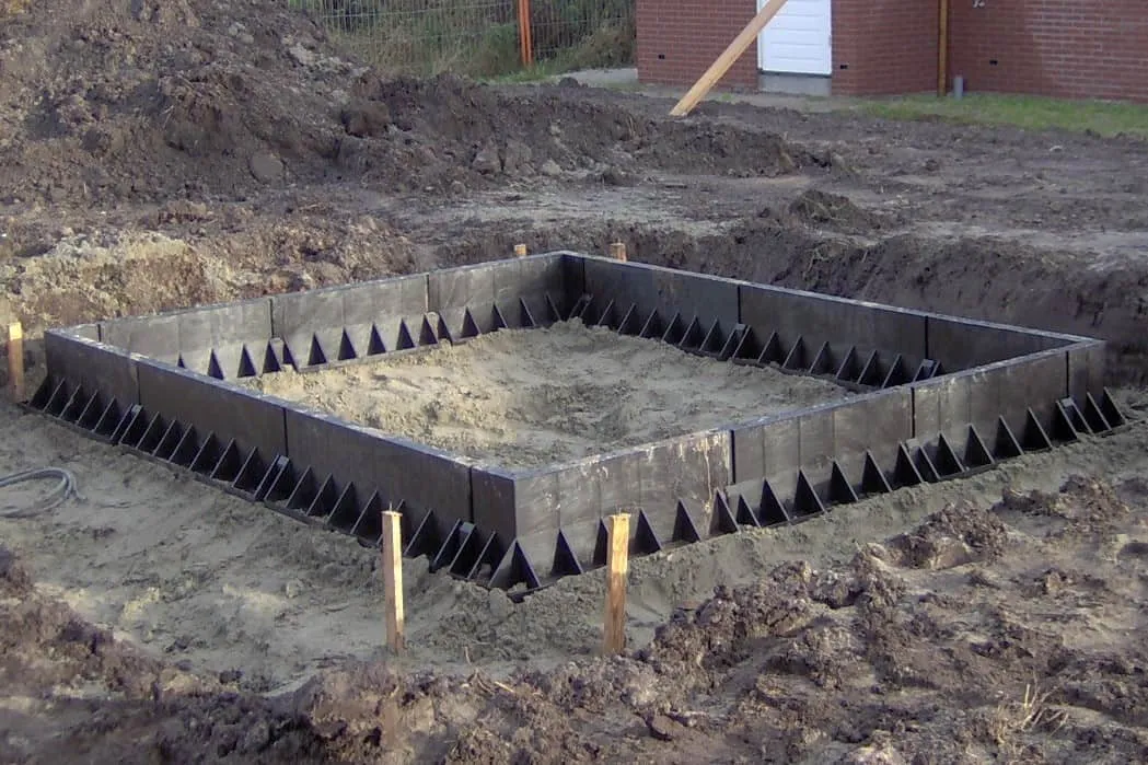 Kunststoffen, zwarte fundatieblokken in de zwarte aarde