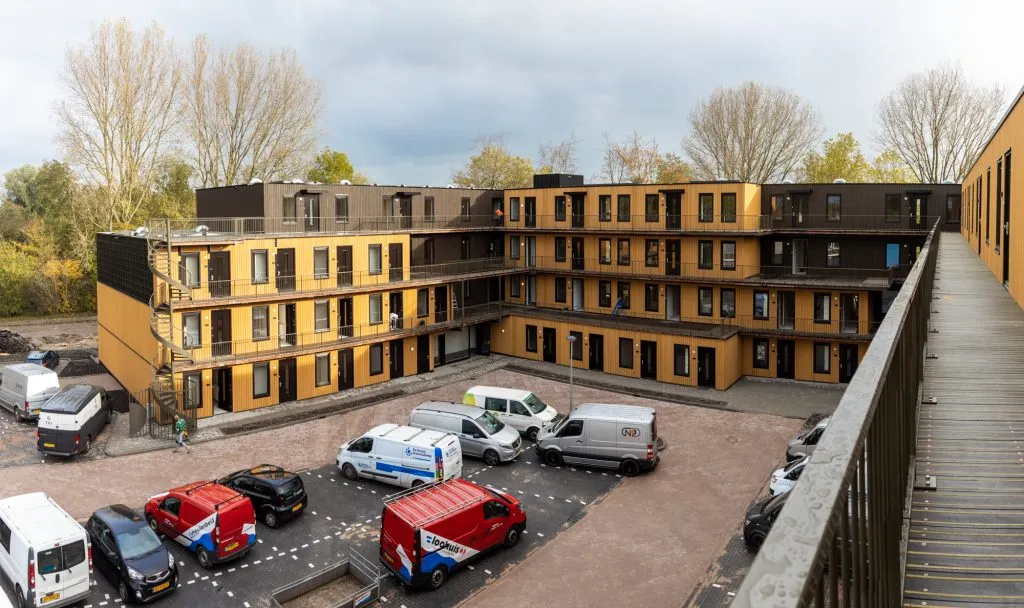 De M'DAM in Monnickendam van bovenaf gefotografeerd met zich op parkeerplaats