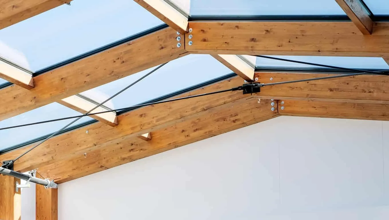Houten balken op het dak met glas ertussen