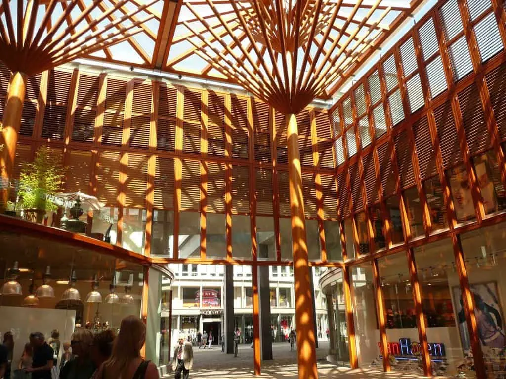Houten paraplu met schaduwen in het gebouw