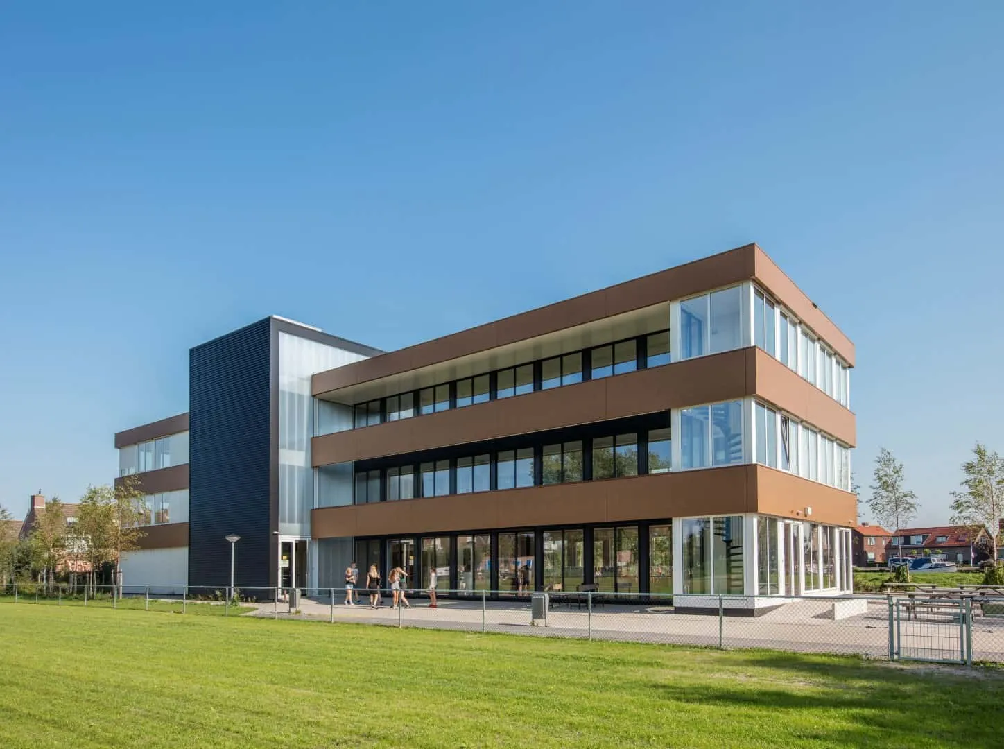 Het Paviljoen Fiorettie College in Lisse van veraf met grasveld ervoor