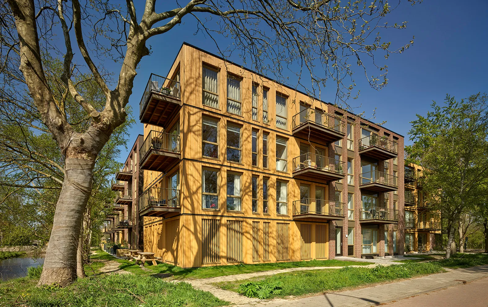Houten woongebouw M'DAM aan de Pierebaan in Monnickendam