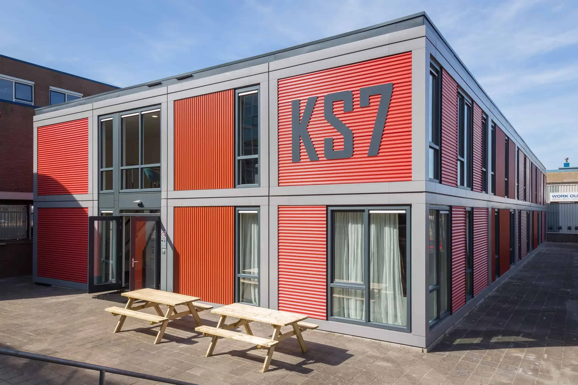 De rode studentenhuisvesting in IJmuiden van de buitenkant