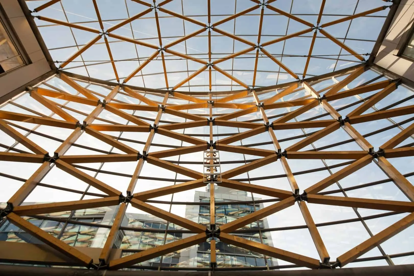 Glazen gebouw met houten balken aan de wanden en op het dak