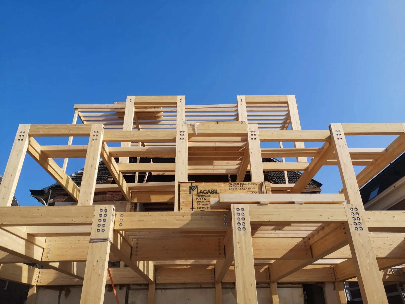 Constructie van hout aan een huis vast aan de voorkant