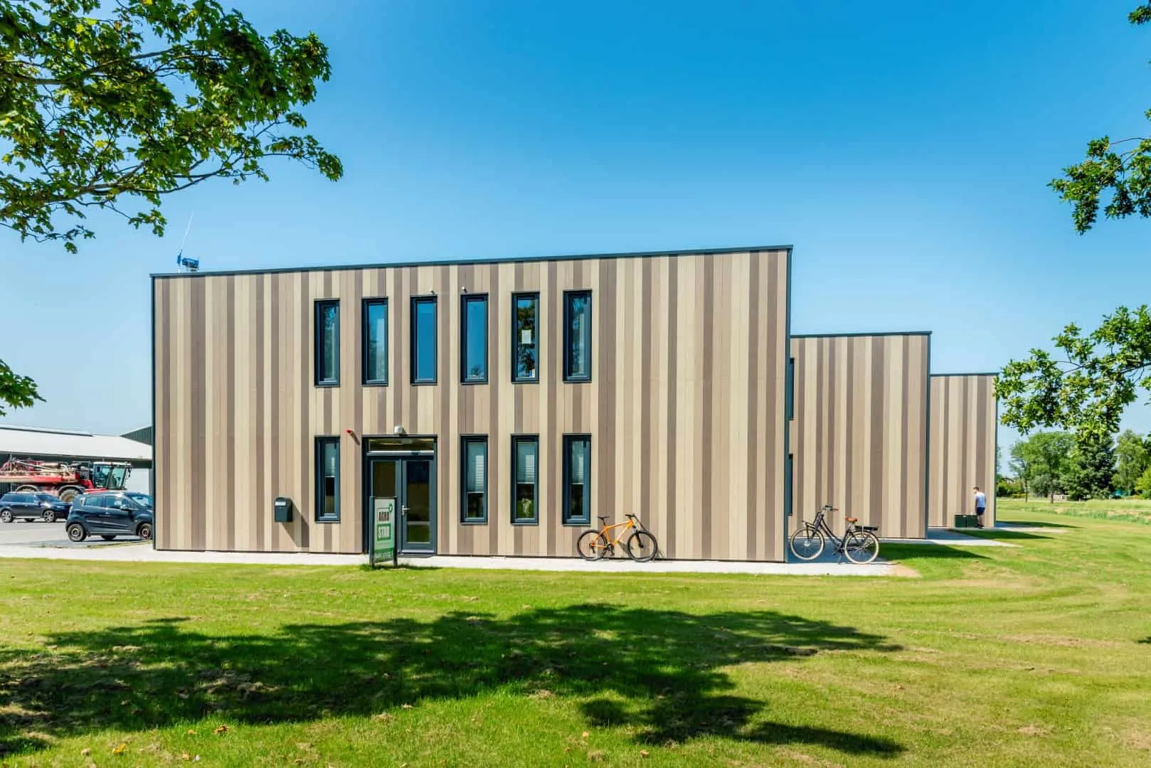 Ingang van de houten migrantenwoningen in 't Veld