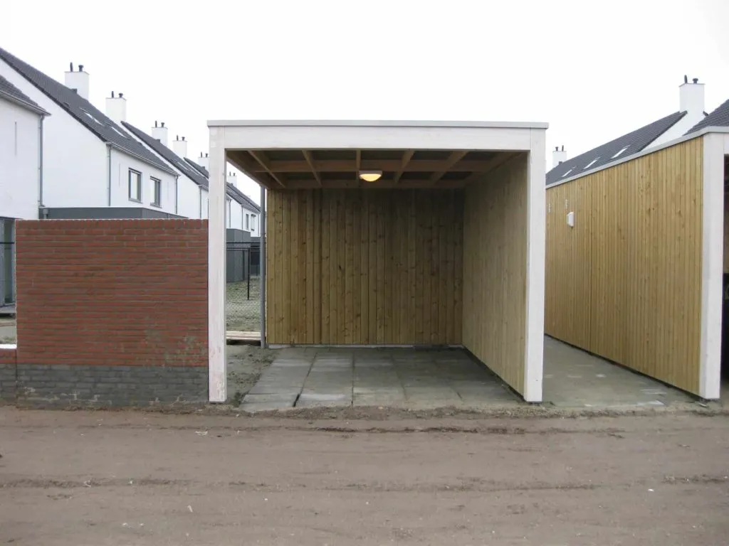 Carport van hout met witte balken