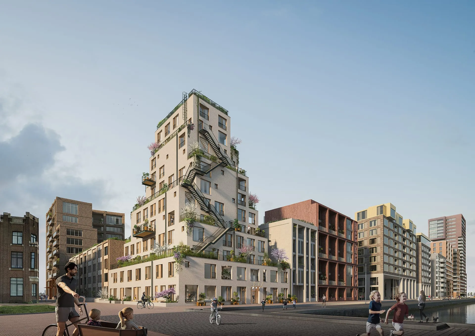 Wit gebouw die steeds smaller wordt van beneden naar boven met ramen, trappen aan de buitenkant, balkons en planten aan een kade met mensen lopend en fietsend