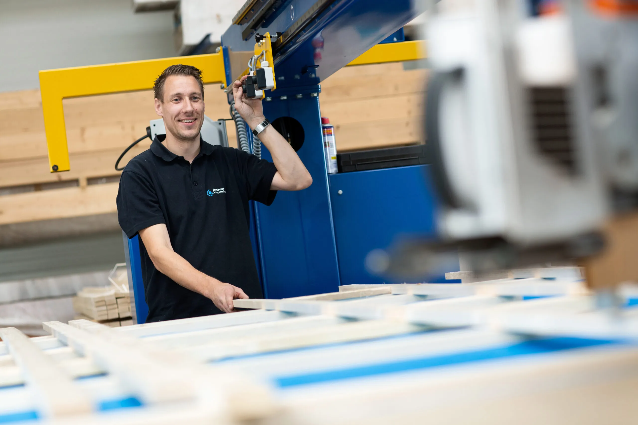 Man bewerkt hout in een machine