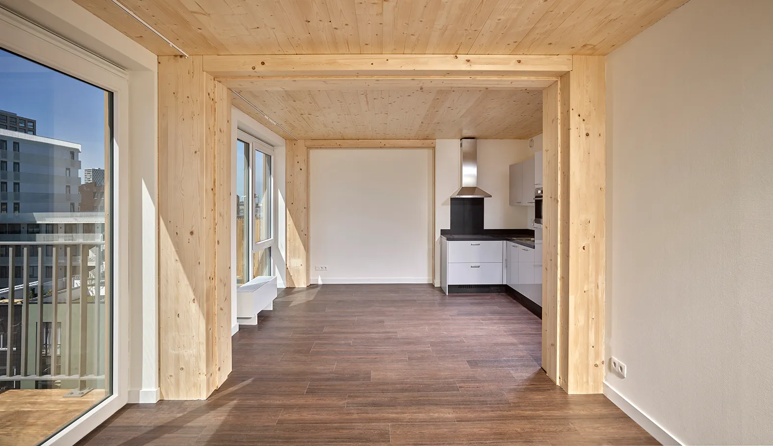 Binnenkant van een ruim appartement zonder interieur
