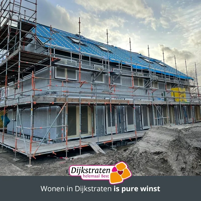 Een huis in aanbouw met steigers om de woning heen