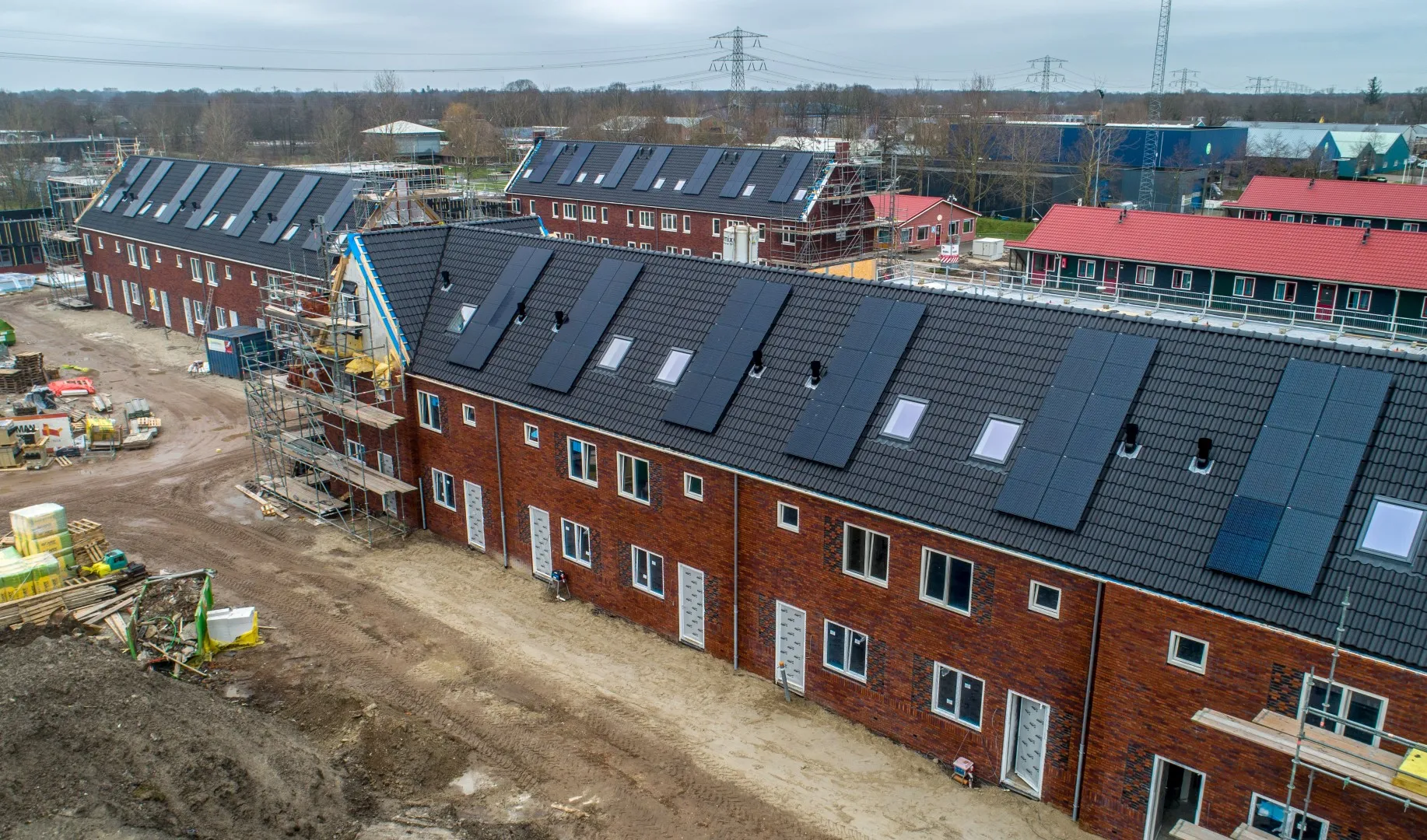 Rode bakstenen rijtjeshuizen met zonnepanelen