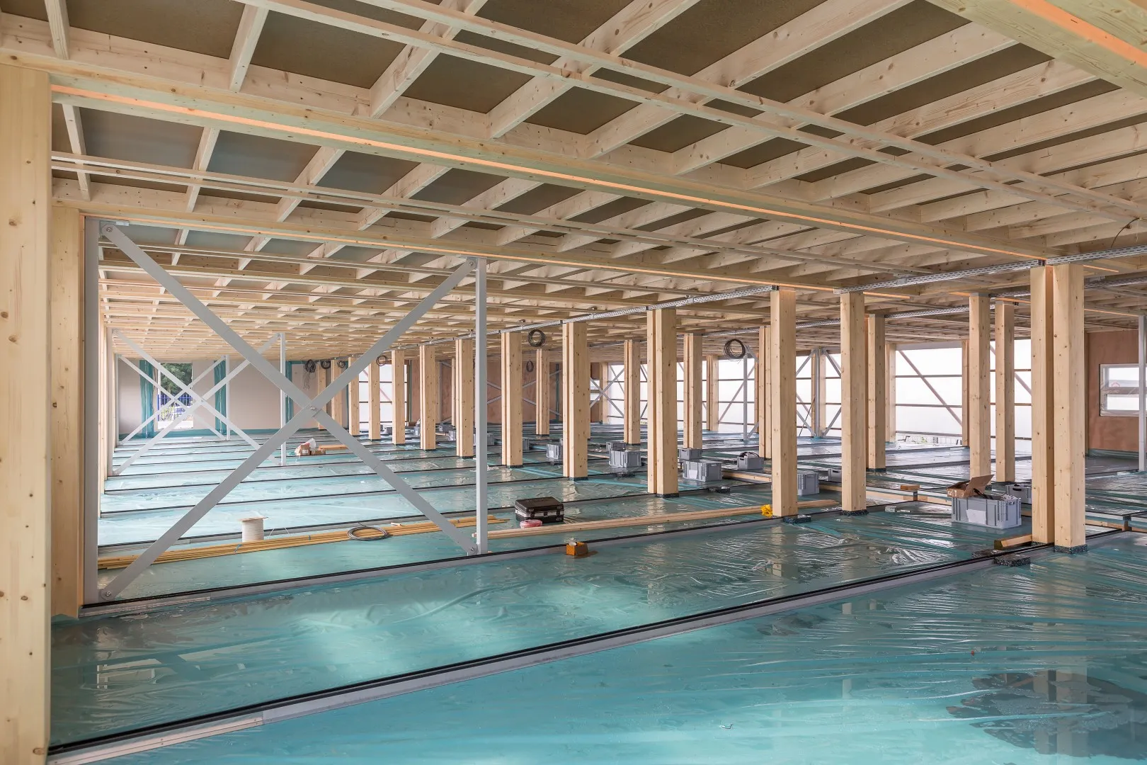 Houten binnenkant met water eronder