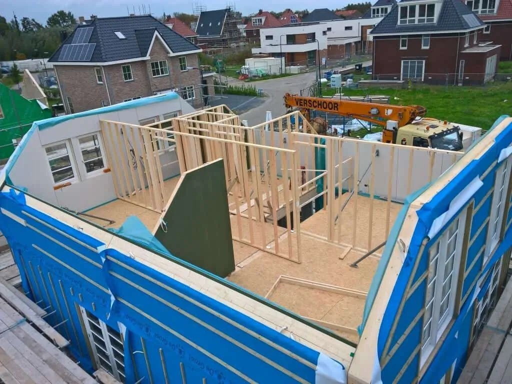 Woning in aanbouw zonder dak van boven met houten wand-elementen