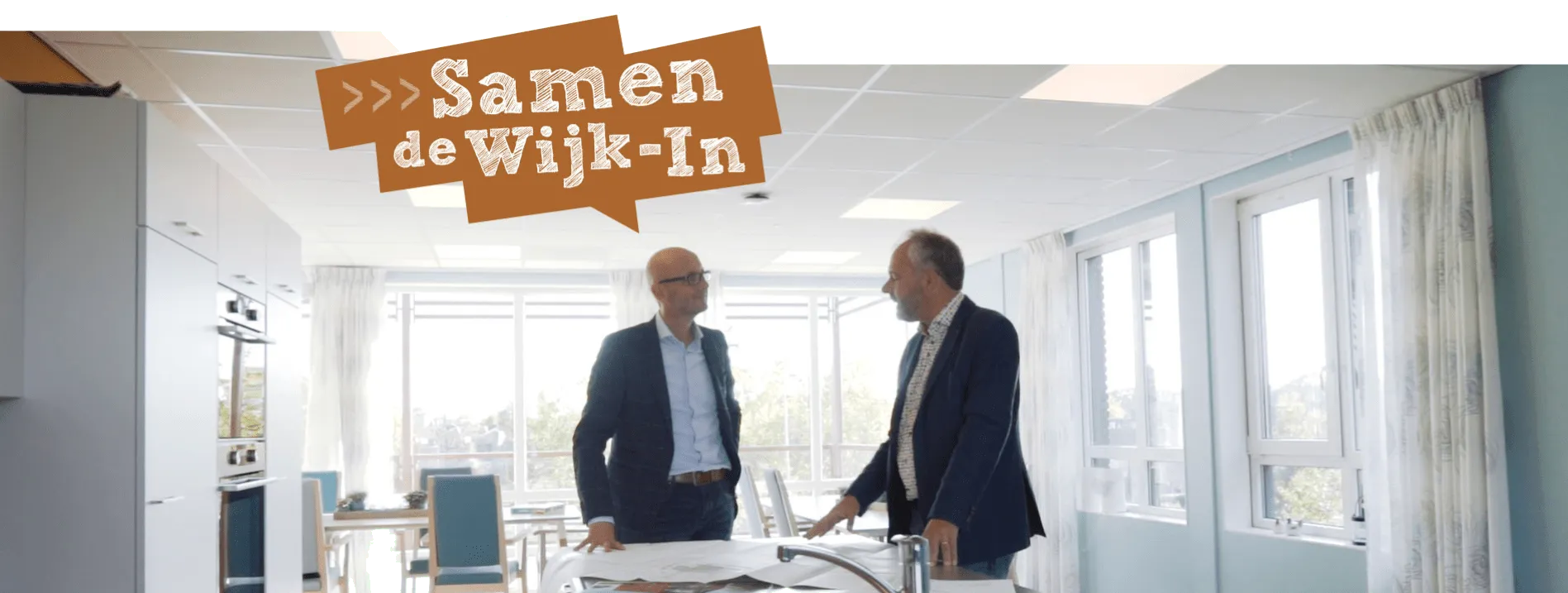 2 zakenmannen in pak in een kantoor met witte details