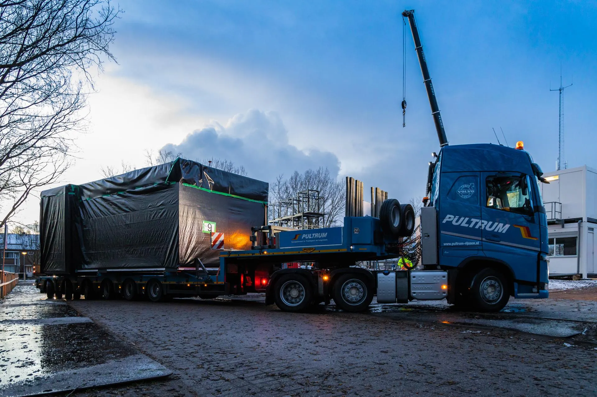 M'Dam houten woonmodules op vrachtwagen