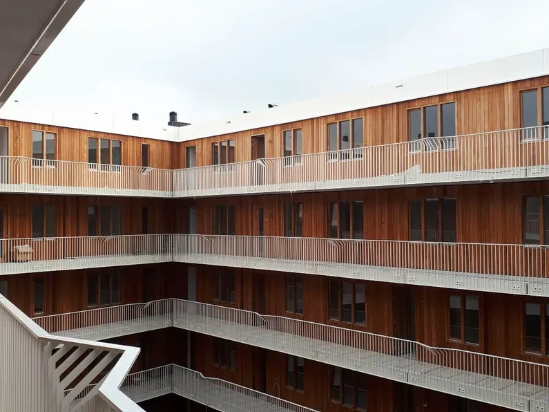 Midden van een gebouw met loopruimte met reling