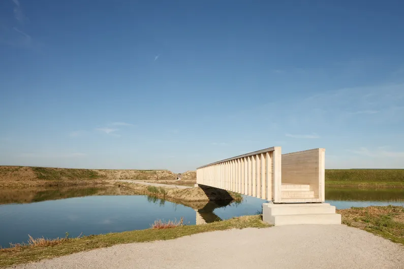 De houten Accoya brug in een natuurlandschap met water en groen