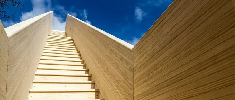 Houten trap van dichtbij met blauwe lucht